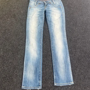 Straight Lowrise Jeans - Snygga raka jeans i använt skick! De är slitna vid benöppningarna och grenen💓37,5cm rakt över midjan, 16,5cm grenhöjd, 79cm innerben och 18cm rakt över benöppningen!😇💓