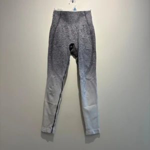 Gråmelerade seamless leggings ICIW - Snygga gråmelerade leggings med hög midja och tight passform. De är sömlösa och har en snygg ombre-effekt från mörkgrå upptill till ljusgrå nedtill. Perfekta för träning eller chill. Materialet är stretchigt och andas bra.