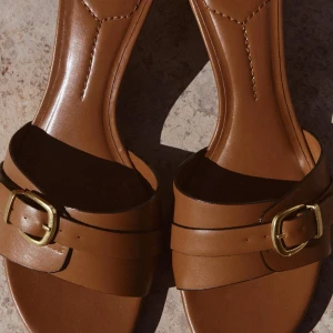 Klackskor zara - AS FINA klackar från Zara i en brun färg med att gulligt spänne. Påminner mycket om vintage couture klackar 😍 använt dom en gång men har nu skadat mitt knä och har svårt för klackar så måste göra mig av med dom..