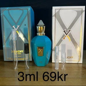Xerjoff Erba Pura parfym 3ml - Erba Pura från Xerjoff är en unisexparfym med en fruktig och citrusaktig doftprofil. Flaskan är turkos med en gyllene kork och detaljer. Parfymen har inslag av sötma, mysk och vanilj, vilket ger en rik och komplex doftupplevelse. Priset är för 3ml, 3ml är ungefär 45 sprays. Erba pura är som en fruktskål på ett 5 stjärnigt hotell. FINNS ÄVEN I 2,3,5,10ML KOLLA PROFILEN FÖR ANDRA STORLEKAR ! 2ml 49kr | 3ml 69kr | 5ml 99kr | 10ml 169kr | Nypris ca 2500-3000kr