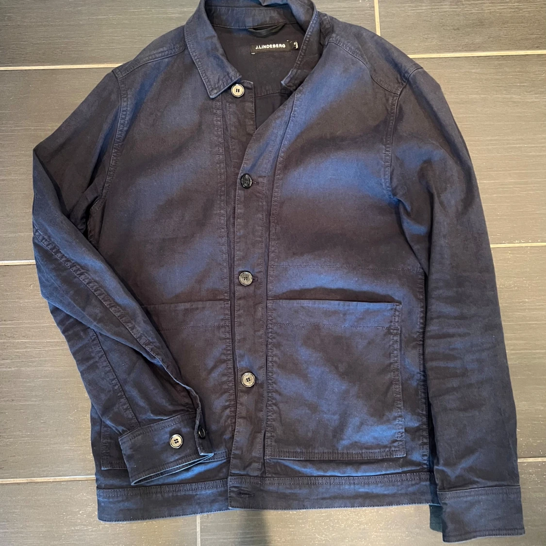 Mörkblå overshirt från J.Lindeberg