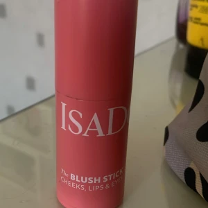 Isadora Blush Stick 42 Rose Perfection - Krämig blush stick från Isadora i nyansen 42 Rose Perfection. Perfekt för kinder, läppar och ögon. Kommer i en smidig rosa hylsa som är enkel att ta med. Ger en fräsch rosig ton och är lätt att blenda ut för ett naturligt resultat.