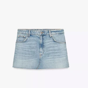 Ljusblå jeanskjol från Zara - Trendig ljusblå jeanskjol från Zara med rå kant nertill och klassiska femficksdetaljer. Kjolen har normal passform och stängs med knapp och dragkedja framtill. Perfekt för en chill och avslappnad look. Helt ny köpte för 2 veckor sen❤️