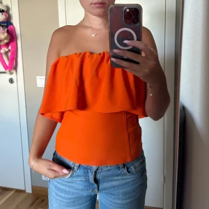Orange tub topp  - Sommartopp från Zara i fint skick. Det är en tub topp med klister upptill så den inte glider ner. Tryck inte på KÖP DIREKT utan skriv privat om du är intresserad! 💛