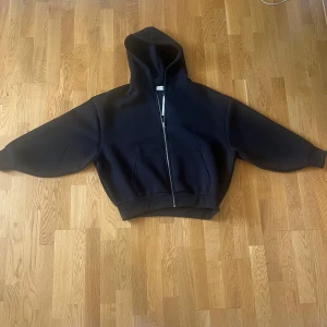 YOUTURN zip hoodie - Superskön svart hoodie från YOURTURN i storlek S, men den är ganska oversized i modellen så den passar mer som en M. Tjockt och mjukt material med dragkedja framtill och en stor huva. Den har en ficka på magen och ribbade muddar i ärmar och nederkant.  Aldrig använd och eftersom den ej passade och jag ej hann returnera säljer jag den här  Fråga om fler bilder och pris kan diskuteras Hör av dig om du undrar något