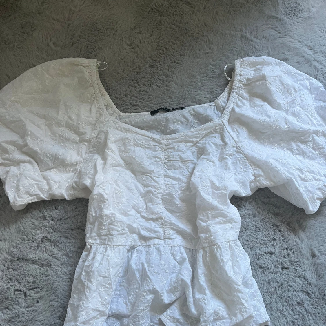 Vit blus med puffärm från KappAhl