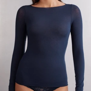 Mörkblå långärmad topp från intimissimi - Superfin mörkblå långärmad topp med rund halsringning. Tunn och mjuk i materialet och är i storlek S men passar mig som är 165 och brukar ha xs.