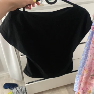 Öppen rygg - Snygg svart tröja med öppen rygg, från Shein. Storlek L. Köpt på Vinted. 💗