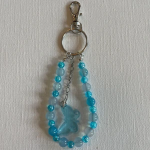 Blå bag charm/nyckelring med fjärilshänge - Handgjord nyckelring som är en fin detalj till b.l.a en väska❣️