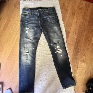 Jeans med slitningar - Säljer då dem ej passar mig. 
