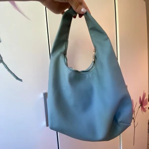 Ljusblå axelväska - Som ny, fått många komplimanger med den tror den e från gina?