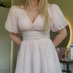 Bow dress - Gina tricot - Supersöt klänning med knyte i ryggen som passar perfekt till festliga tillfällen nu i sommar ☀️🌸den är i nyskick och aldrig använd. I storlek 32 vilket motsvarar en XXS-XS
