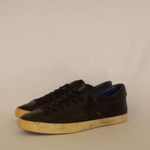 Philippe Model Sneakers  - PHILIPPE MODEL SNEAKERS  Storlek : 44  Passform : Normal  Användning : Skorna är i fint skick (lite yellowing)  Nypris : Cirka 4000 SEK