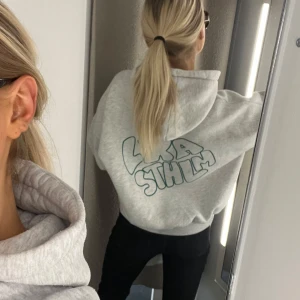 LXA Hoodie - Lxa hoodie som inte säljs längre därför är det många som säker den. Den är i väldigt bra skick den har några nopprar men inget som man tänker på. Tjockt material så känns som en mer exklusiv hoodie. Storlek S men passar M också och är fortfarande oversize då.