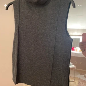 Högkragad väst  - Säljer denna jättefina högkragade väst från Zara! Aldrig använd av varken mig eller förra ägaren, vilket jag köpte av från Vinted. Jättefin i inprincip nytt skick! Säljer då den inte riktigt var min stil. Pris kan diskuteras 💕