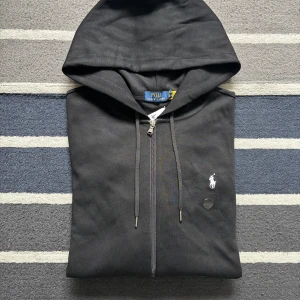 Ralph Lauren Hoodie - Svart - Tjena! Säljer nu denna riktigt snygga Ralph Lauren zip tröjan. Helt ny, använd 1 gång vid photoshoot. Alla taggar och påsar finns. Storlek S. Vid frågor kontakta gärna! 