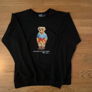 Ralph Lauren bear sweatshirt - Säljer nu denna as feta Ralph lauren bear sweatshirt i storlek M🫡. Perfekt med en sweatshirt nu för sommaren så det inte blir för varmt 🙌. Vid några funderingar är det bara att kontakta 🙏