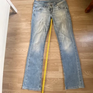 Lågmidjade utsvängda jeans  - Lågmidjade utsvängda jeans som jag köpt på vinted, endast provade och säljer nu vidare! Postar nästan alltid samma dag!!