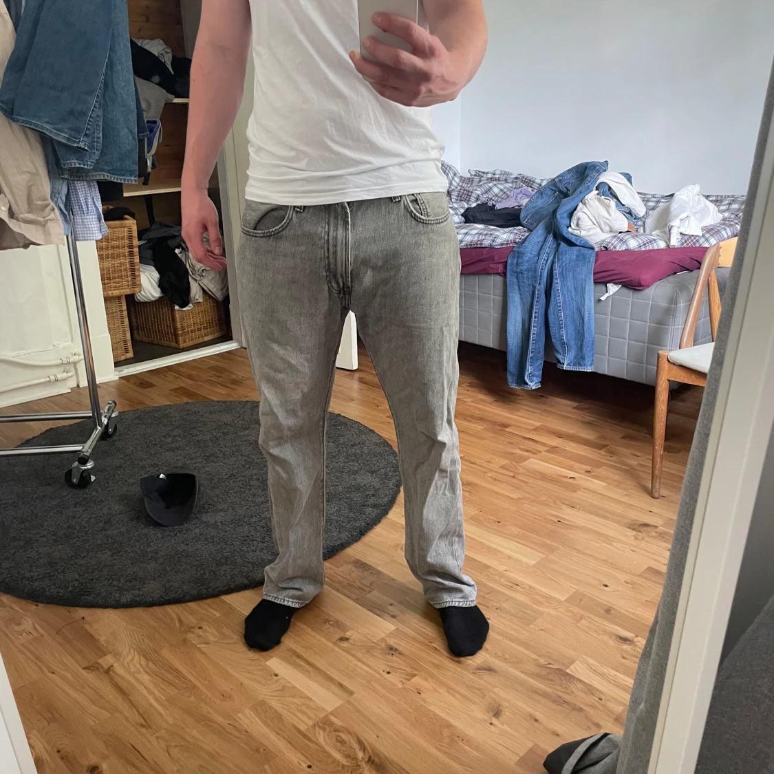 Grå raka jeans med kontrastsömmar