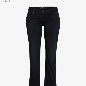 Svarta bootcut jeans från LTB - Super snygga lågmidjade jeans frăn Ltb 'valerie', i färgen nattblå, bra skick. Storlek 24 x 30