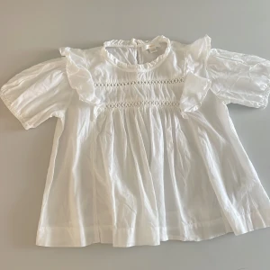 En vit fin blus från Gina tricot - En fin vit blus med lite mönster från Gina tricot som är väldigt få gånger använd och har inga synliga fläckar på sig. Den stryks även innan den skickas.