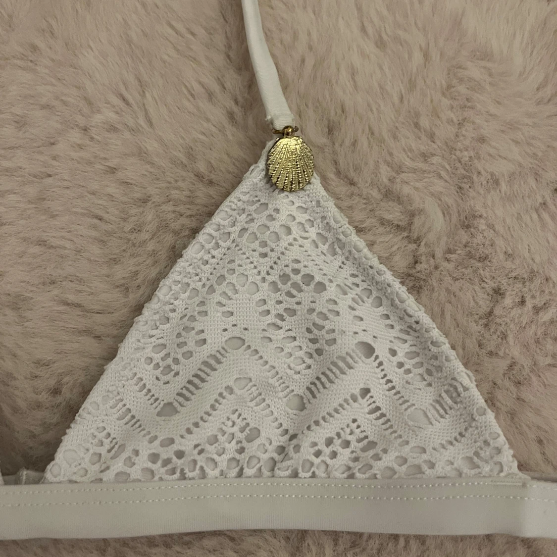 Vit spetsbikini med snäckdetalj