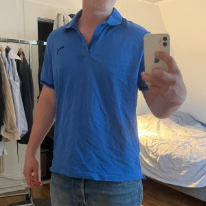 Puma piké  - Säljer en fin blå piké i storlek L. Inga defekter nånstans. Pris kan diskuteras vid smidig affär