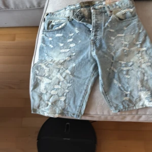 Distressed jeansshorts från Armani Jeans - Ny pris 1600 