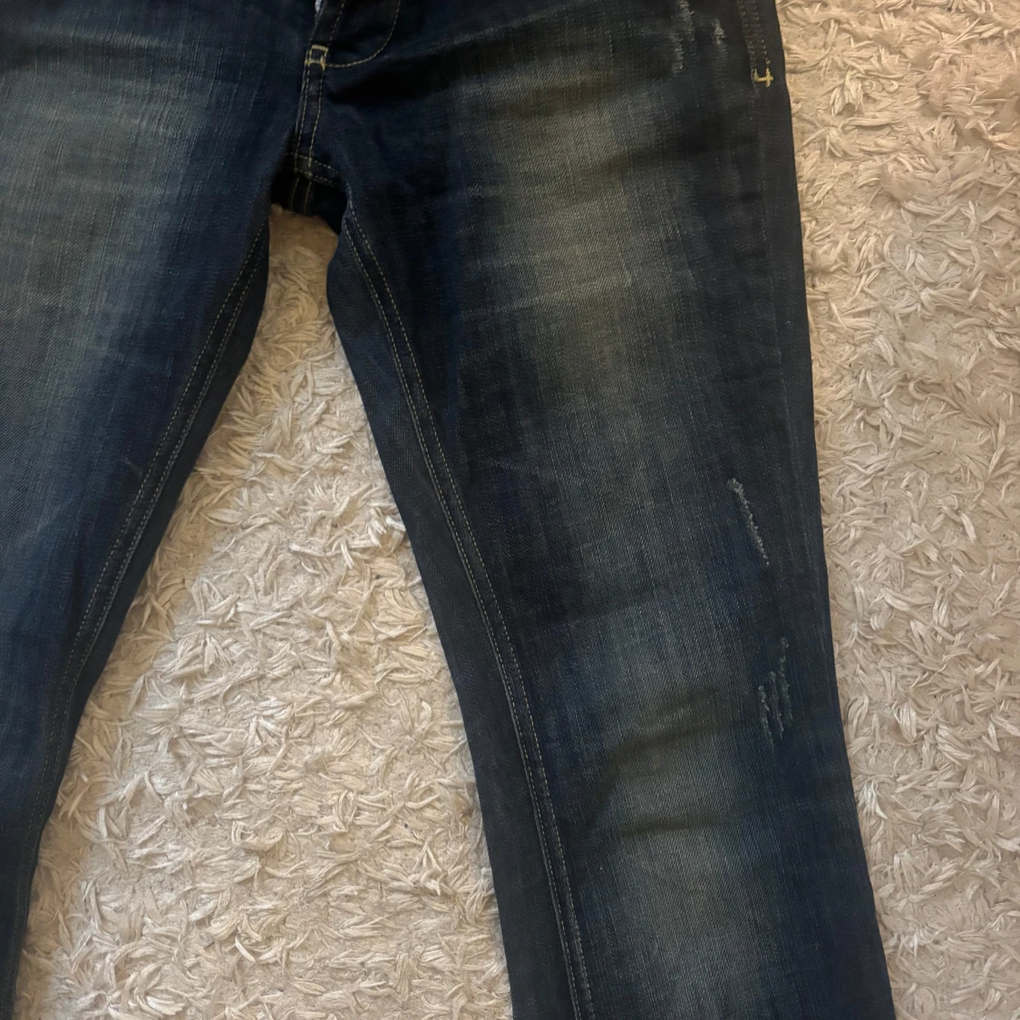 Mörkblå jeans med slitningar TRE Denim - 3