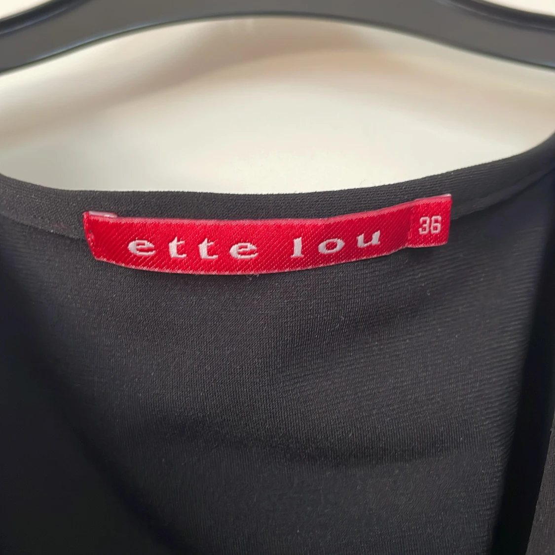 Svart klänning med röd brodyr Ette Lou - 2