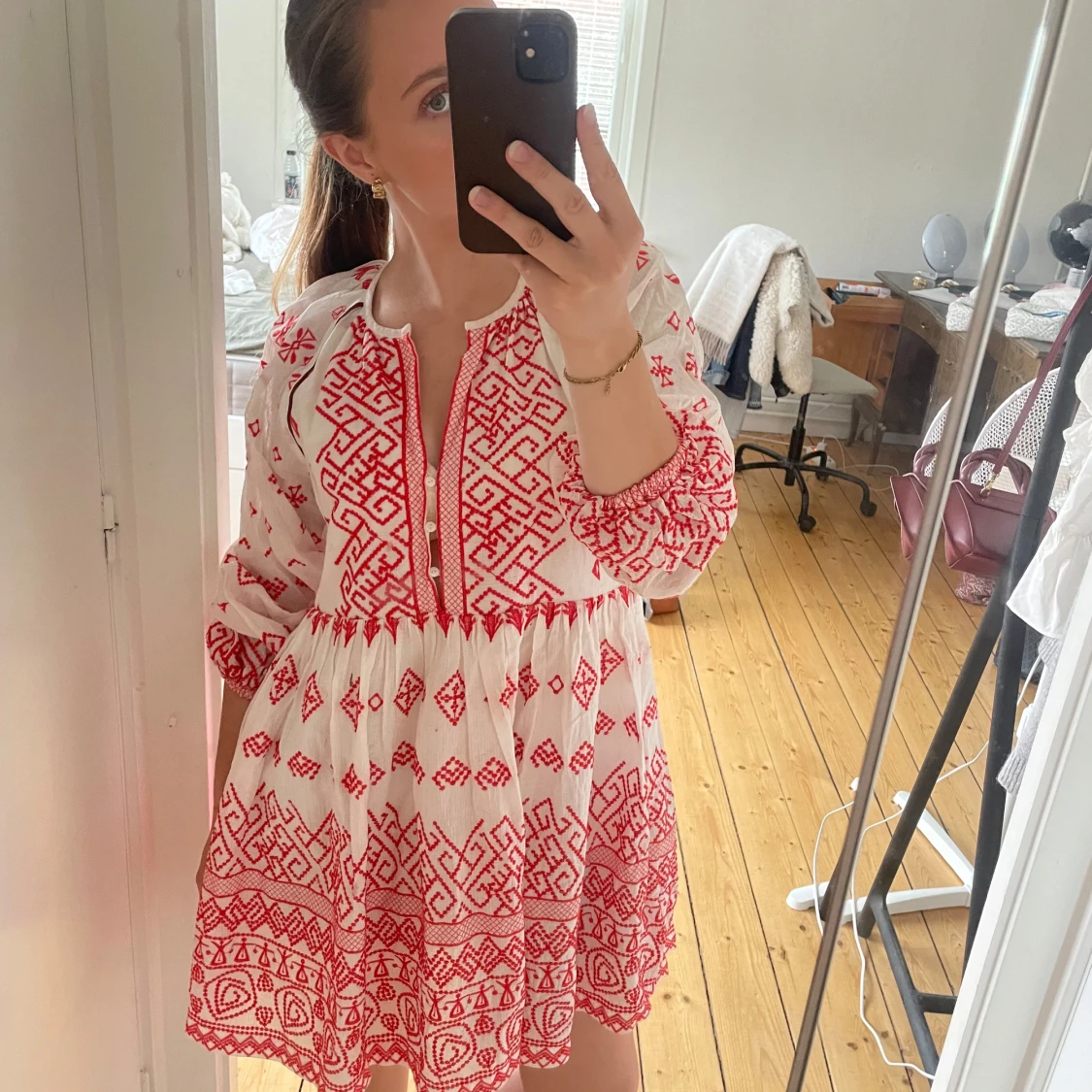 Vit och röd kortklänning med mönster