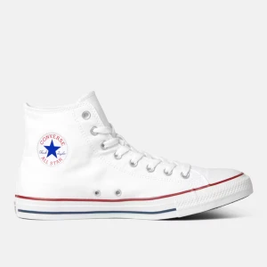 Vita Converse Chuck Taylor All Star - GARDEROBSRENSNING! Klassiska vita Converse Chuck Taylor All Star high-tops med snörning och rund tå. Skorna har den ikoniska loggan på sidan, röd och blå rand på sulan och är tillverkade i canvas. Perfekta för en stilren och tidlös look.