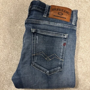 Replay Jeans - Säljer dessa riktigt schyssta Replay jeans med slitningar! Jeansen är i bra skick, har endast snygga slitningar! Size 32/32 men är skulle säga att de är mycket mindre då på mig sitter dom väldigt tajta! Skriv vid funderingar!