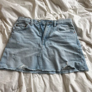 Zara kjol  - Super fin jeans kjol från Zara barn men passar mig som bär xxs/xs på underdelar, aldrig använd🥰