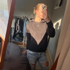 Svart hoodie🫶🏻 - Säljer denna fina svarta hoodie då den inte kommer till användning, Enkel och stilren design som funkar till det mesta. Jättebra skick! Hör av er vid prisförslag eller frågor🩷🩷