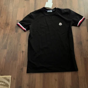 Svart Moncler t-shirt med logga - Svart t-shirt från Moncler, väldigt skön T-shirt, Finns Scan och etikett. Priset är inte hugget i sten👍😁