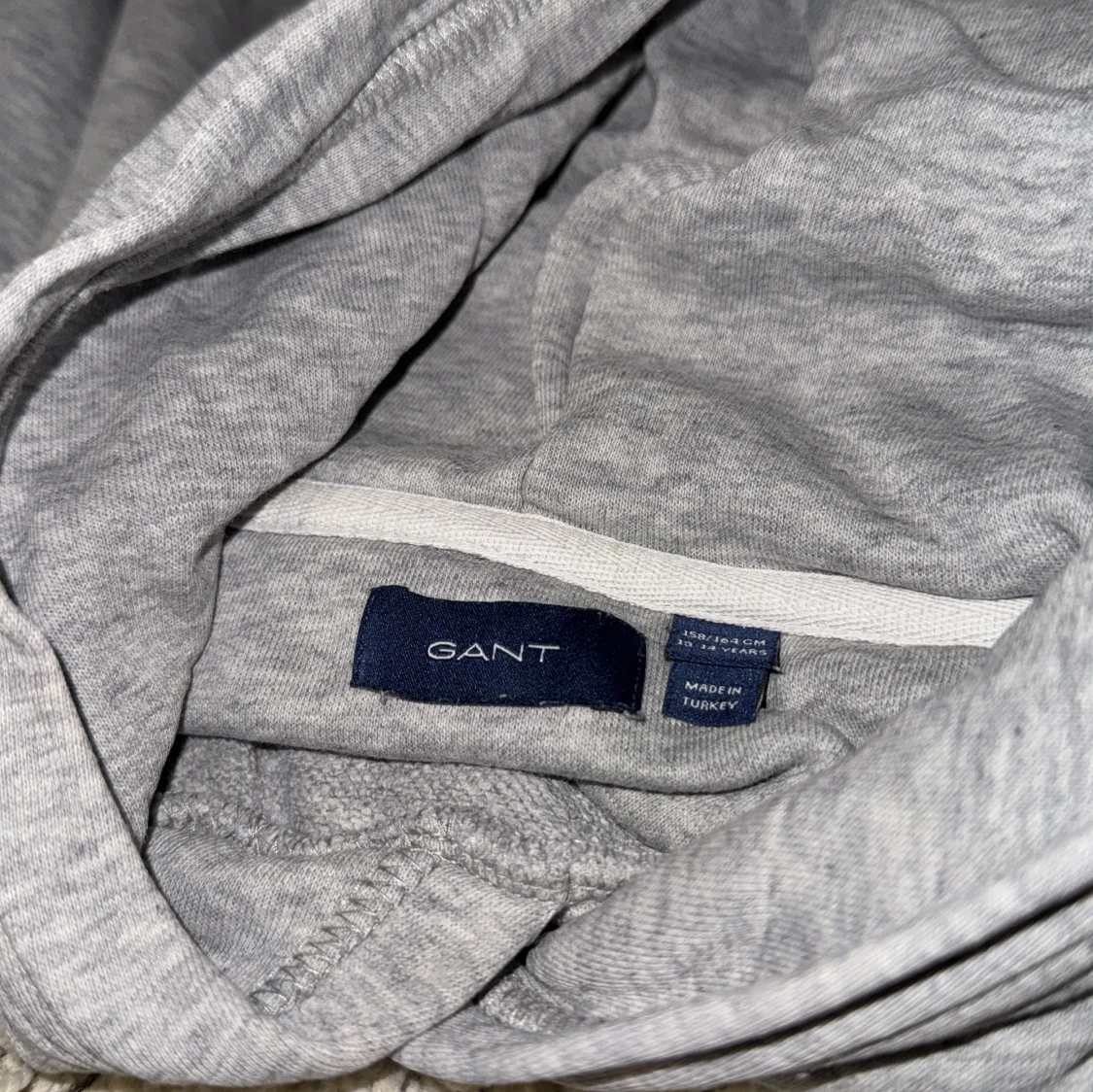 Grå hoodie från GANT med logga - 2