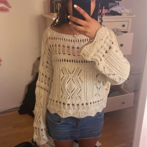 Beige stickad tröja Urban Outfitters - Säljer en beige stickad tröja från Urban Outfitters i storlek S. Aldrig använd endast testad. Köpte för typ 450 eller 500 minns inte.