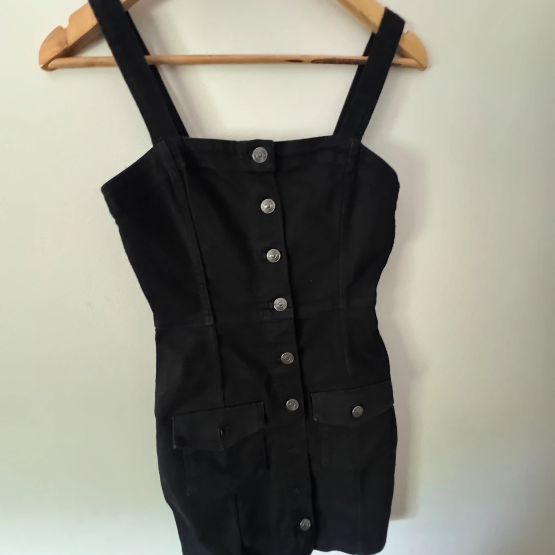 Svart kort klänning med knappar