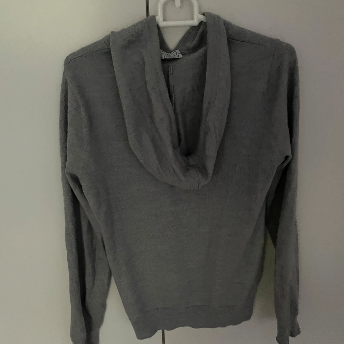 Grå hoodie med snörning - 2