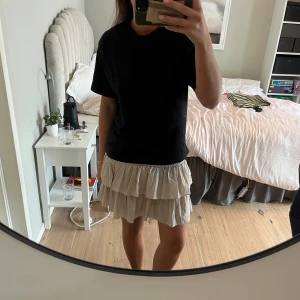 Beige volangkjol med resårmidja - Söt volangkjol köpt i Köpenhamn 💛