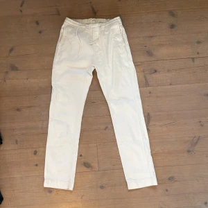 Vita Linnebyxor från Morris - Snygga stilrena Linnebyxor från Morris.