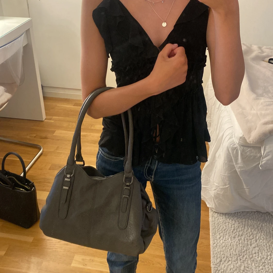 Mörkgrå axelväska i skinn - 1