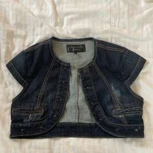 Jeans bolero - Snygg jeans bolero köpt på vinted, bra skick! (Andra bilden är från förra ägaren, skriv vid fler egna) 💓💓