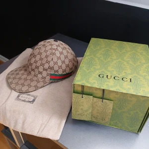 Gucci keps - Beige Gucci keps med Låda tags och dustbag, använd max 4 gånger. Skriv om du har frågor eller funderingar, KÖP VIA POSTNORD INTE INSTABOX!