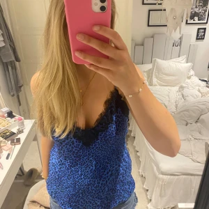 Leopard topp 💙 - Super snyggt linne/topp från Zoe Karssen! Bara använd en gång 💞köpte gör 600! Är i storlek M men skulle säga att den passar S också 💞💞