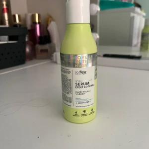 Solflow Serum Effekt Botoksu 150ml - Solflow Serum Effekt Botoksu är ett utjämnande serum för alla hårtyper. Kommer i en limegrön plastflaska med holografisk etikett och pump. Innehåller 150 ml och är berikat med adaptogener för extra vård. Skulle säga att flaskan är defenitibt mer än halva full 