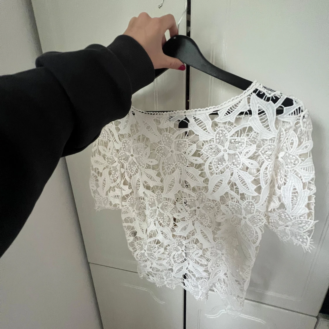 Vit blommig spetsblus - 3