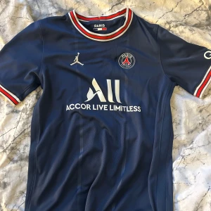 PSG tröja  - PSG tröja. Inga defekter eller slitage. Endast använt fåtal gånger !💓unisex passar som XS 