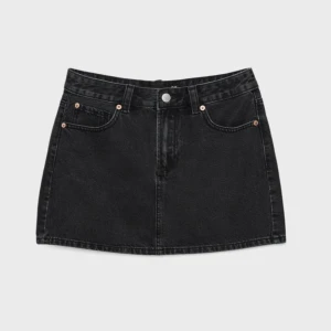 Svart jeanskjol från stradivarius  - Jättefin svart jeans mini kjol från stradivarius, har också inbyggda shorts. Alla prislappar kvar!!💜